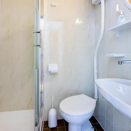 Arya Apartment