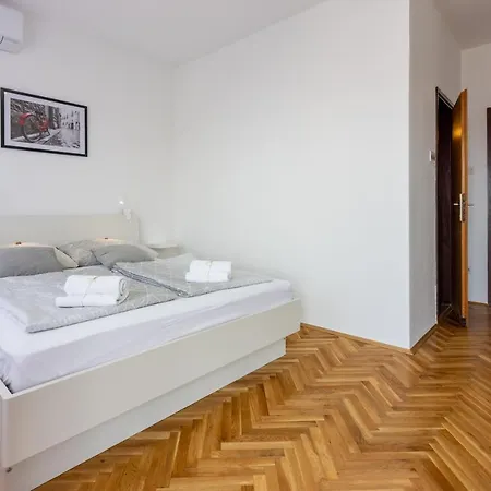 Arya Apartment